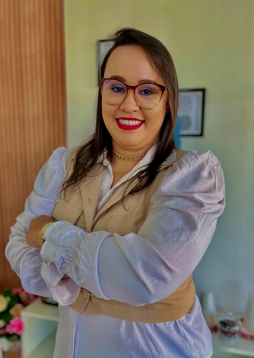 Ms. Paula Ferreira em consultório